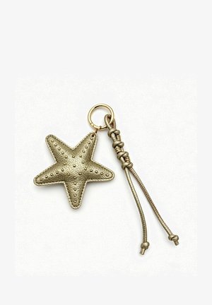 Metalen gouden sleutelhanger in stervorm met kleine ronde studs en een geknoopte leren band bevestigd aan een gouden sleutelring.