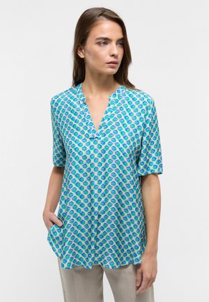 Short-sleeve blouse in light blue with a geometric pattern in green and dark blue. V-neckline and relaxed fit, made of lightweight fabric.