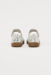 Silberne Sandalen mit Blumenmuster, verstellbaren Riemen, robuster Gummisohle und leicht strukturiertem Obermaterial. Offenes Rücken-Design für Atmungsaktivität.