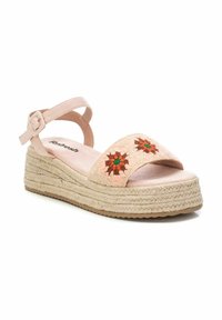 Sandalia de cuña rosa con parte superior bordada que presenta diseños florales y una correa ajustable en el tobillo. Fabricada con materiales de textil y yute.