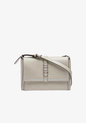 Beżowa skórzana torebka o prostokątnym kształcie, z przednią klapką, podwójnym pierścieniowym okuciem i odpinanym paskiem na ramię.