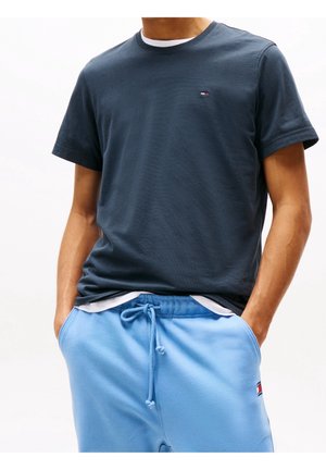 Donkerblauw T-shirt met korte mouwen gemaakt van katoen, voorzien van een ronde hals en een klein logo op de borst, gecombineerd met lichtblauwe joggingbroek met trekkoord.