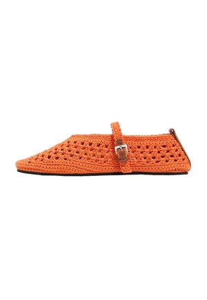 Gehaakte platte schoenen in fel oranje met een spitse neus, open gaasontwerp en een enkele verstelbare band met een gespaccent.