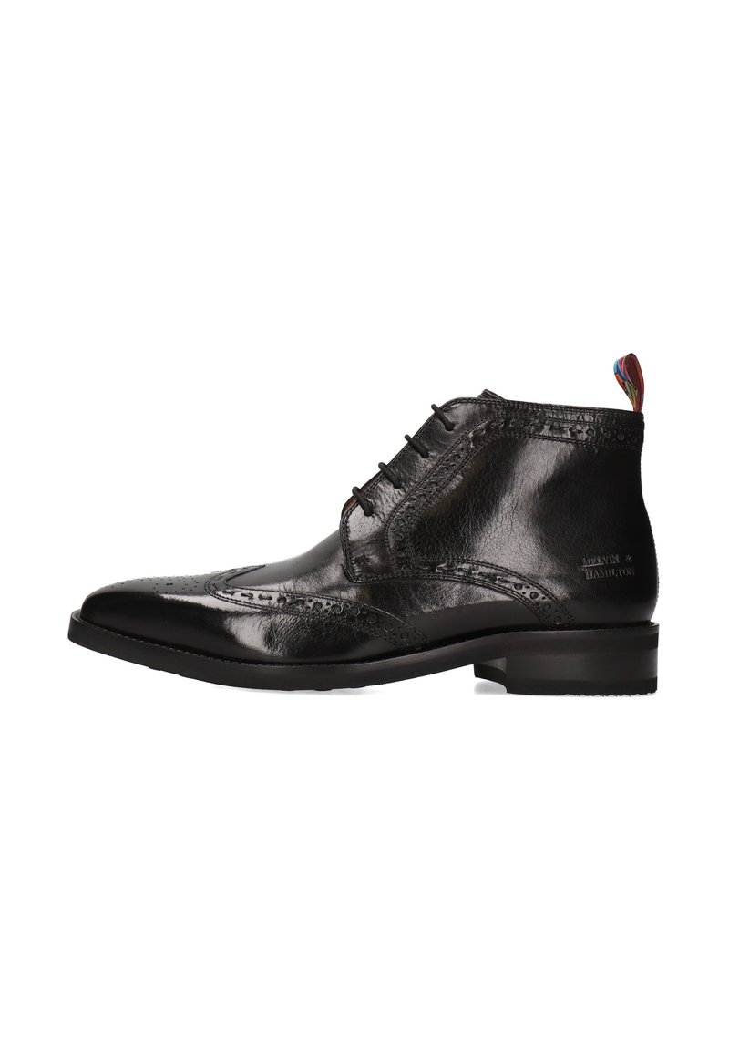 Botas de tobillo de cuero negro con un acabado pulido, diseño con puntera alada, detalles de brogue, seis ojales y una lengüeta de múltiples colores en la parte posterior.