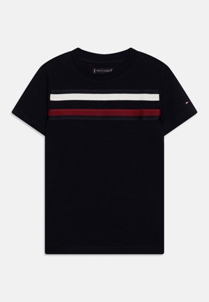 Czarny T-shirt z krótkim rękawem z poziomymi białymi i czerwonymi paskami na klatce piersiowej oraz małym logo na lewym rękawie.