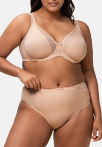 Beige beha met kantdetails bij de halslijn, met verstelbare bandjes en een contourontwerp. Hooggepaneerde beige onderbroek met kantafwerking.