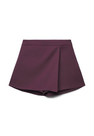 Skort viola a vita alta con un pannello anteriore avvolgente e una cintura su misura, mostrato piatto su uno sfondo bianco.