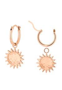 Orecchini a cerchio in oro rosa con un ciondolo a motivo sole testurizzato, caratterizzato da raggi appuntiti. Design della chiusura semplice, finitura metallica liscia e struttura leggera.