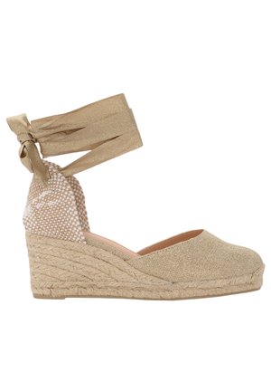 Beige kile-espadrillesko med vævet juteplatform og ankelbind i matchende beige stof.