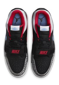 Une paire de baskets Nike Air Jordan noir, rouge et gris avec des accents en imprimé éléphant, des lacets noirs et une sangle rouge "NIKE" sur le dessus.
