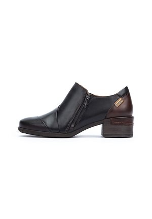 Scarpa in pelle nera con zip laterale, punta arrotondata e tacco basso marrone. Presenta una texture liscia con dettagli di cucitura sottili.