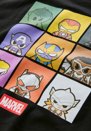 Un tricou negru cu un grilaj de nouă personaje de desene animate colorate, inclusiv supereroi. Textul "MARVEL!" este afisat în roșu în partea de jos.