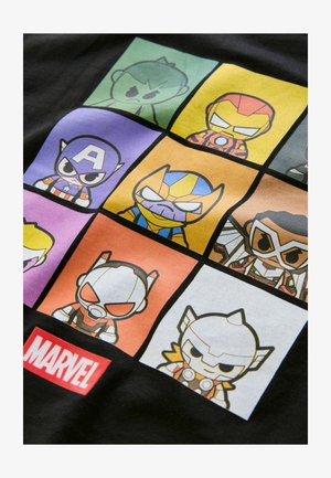 T-shirt noir avec un motif de neuf personnages de bande dessinée colorés, y compris des super-héros. Le texte "MARVEL!" est affiché en rouge en bas.