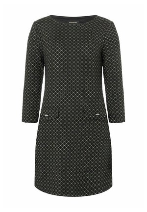 Vestido negro hasta la rodilla con mangas tres cuartos, patrón de rombos, escote redondeado y dos bolsillos con solapa y botones plateados en las caderas.