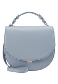 Sac à main en cuir bleu clair avec un rabat arrondi, une bandoulière réglable et des éléments en métal argenté. Texture lisse, design minimaliste.