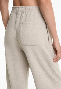 OYSHO RELAXED FIT - Donji dijelovi trenirke - beige