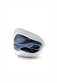Zapato de cuero azul con suela de goma blanca, que presenta un diseño suave y arrugado, con costuras decorativas en los bordes.