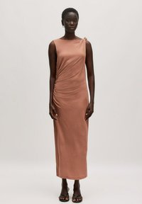 Ärmelloses, rostfarbenes Midi-Kleid mit gerafften Seitendetails und einem Knotenakzent an einer Schulter. Glatter Stoff und figurbetonte Silhouette.