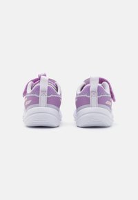 Baskets de sport violettes et blanches avec tige en mesh, col rembourré et sangles ajustables. Logo distinctif sur le côté, semelle texturée.