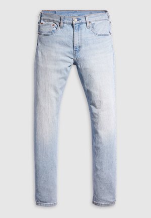 Hellblaue Jeans im geraden Schnitt, mit fünf Taschen und einem Knopfverschluss. Der Stoff zeigt eine ausgebleichte Textur mit leichten Farbvariationen.