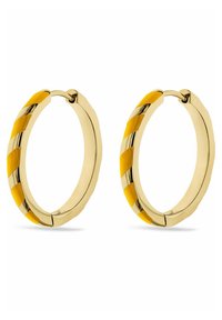 Orecchini a cerchio in oro con sezioni alternate di bande gialle lisce e metallizzate. Il design presenta una texture attorcigliata e un fermo sicuro.