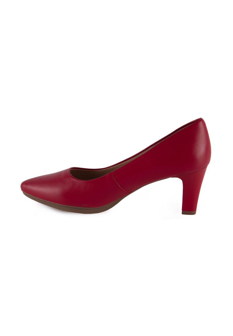 Zapato de tacón alto de cuero rojo con punta afinada, textura suave y una altura de tacón de 6 cm. Diseño minimalista sin adornos adicionales.