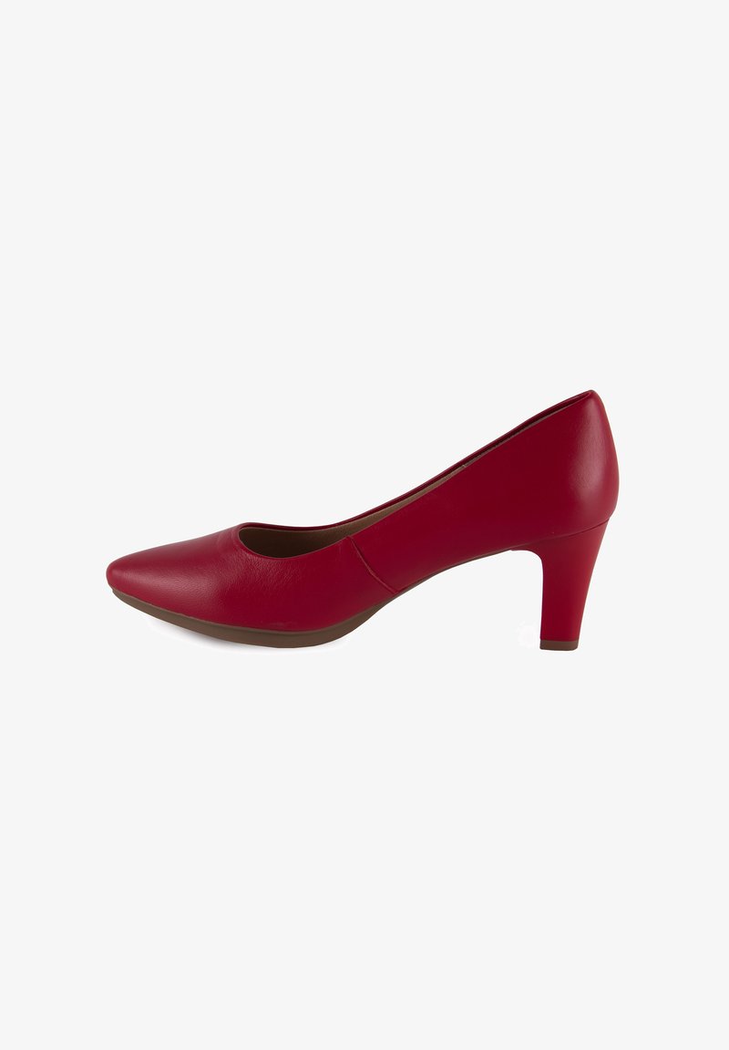 Zapato de tacón alto de cuero rojo con punta afinada, textura suave y una altura de tacón de 6 cm. Diseño minimalista sin adornos adicionales.
