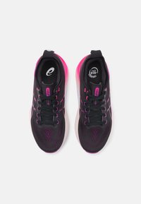 ASICS GEL-KAYANO 31 - Hardloopschoenen voor op de weg - black/bold magenta