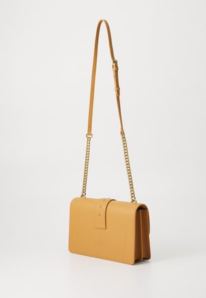 Tannekleurige leren crossbodytas met gouden kettingriem en gespsdetail, rechthoekige vorm, geperst vlinderlogo aan de voorkant.