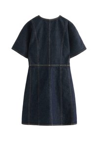 Jeansklänning i mörkblått, kortärmad, rund halsringning, med vertikala sömdetaljer. Rena linjer och naturlig tygtextur synlig.