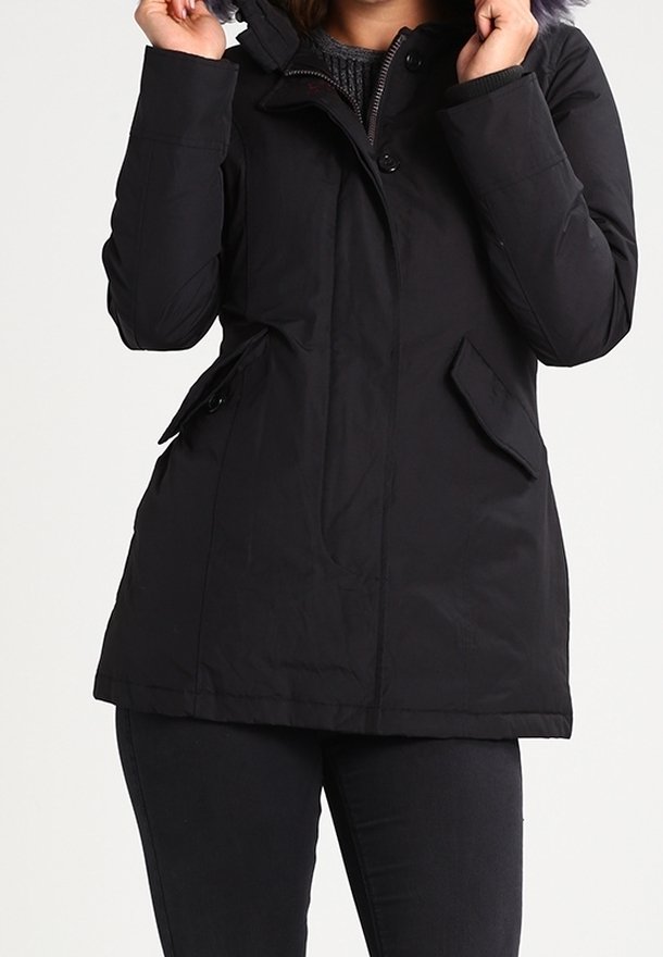 Veste isolée noire avec capuche, dotée de boutons sur le devant, de deux poches latérales et d'une doublure intérieure texturée. Matière lisse et résistante à l'eau.