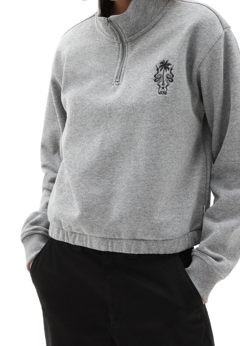 Grauer Fleece-Pullover mit einem Reißverschluss bis zur Brust, besticktem Logo mit Palmen und Schlangen sowie elastischem Saum und Bündchen.