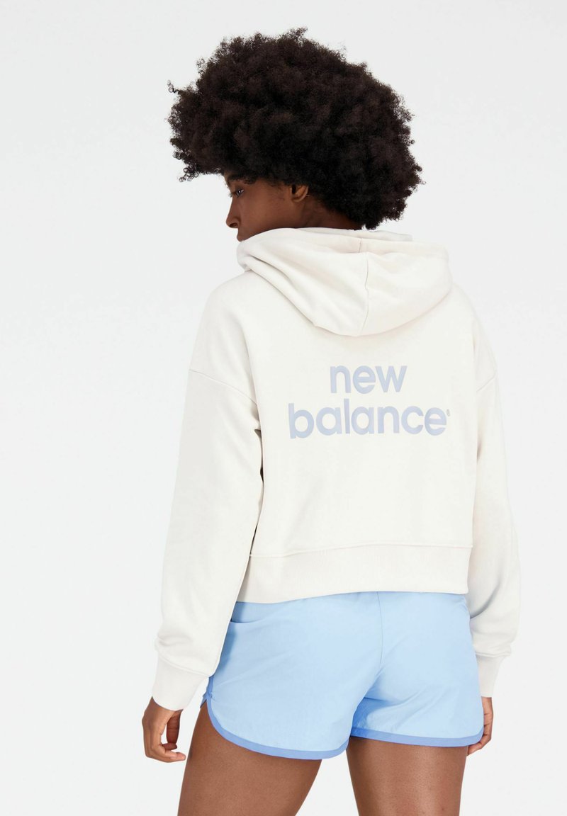 New Balance ESSENTIALS GRAPHIC CROP Sweat à capuche moonbeam/doré