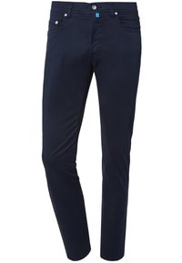 Tmavomodré bavlněné slim-fit kalhoty s hladkou texturou, pěti kapsami a kovovým zapínáním. Mají jemné švy a poutka na opasek.