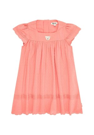 Abito di cotone rosa con maniche a sbuffo corte, tessuto testurizzato, corpino arricciato e un'applicazione di orso sul davanti. Dettaglio con bordo ondulato.