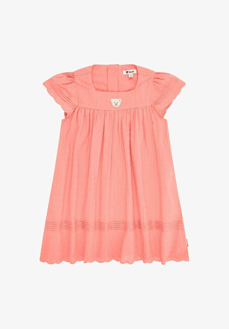 Rosa Baumwollkleid mit kurzen, schwingenden Ärmeln, strukturiertem Stoff, gerafftem Oberteil und einem Bären-Applikation auf der Vorderseite. Zackenrand-Detail.