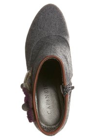 Bottine en feutre gris avec un bout pointu, bordure en cuir et accents décoratifs en violet. Fermeture éclair sur le côté, doublure intérieure lisse.