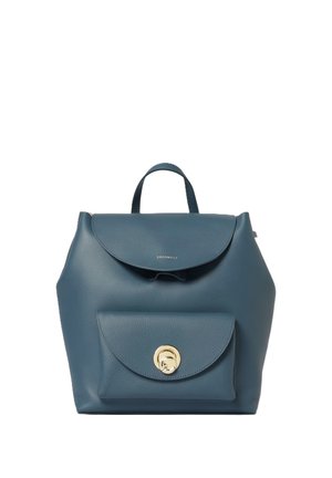 Zaino in pelle blu con manico superiore, patta frontale e chiusura a girello dorata sulla tasca frontale.