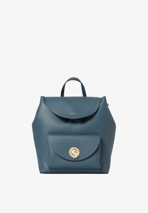 Zaino in pelle blu con manico superiore, patta frontale e chiusura a girello dorata sulla tasca frontale.