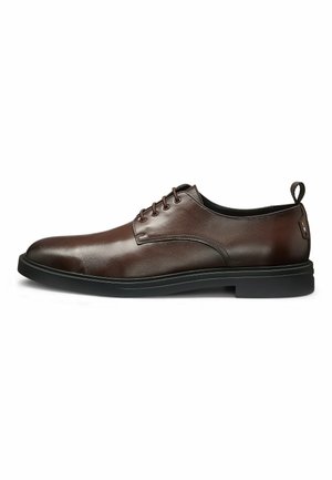 Chaussure habillée en cuir brun avec une texture lisse, un design à lacets, un bout arrondi et une semelle en caoutchouc noir. Dispose d'une languette à l'arrière.