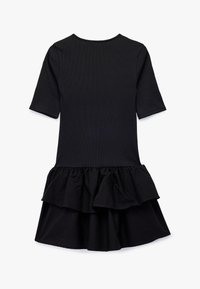 Schwarzes Kleid mit kurzen Ärmeln, geripptem Oberteil und einem gerafften, gestuften Saum. Glatte Textur mit einem einfachen runden Ausschnitt.