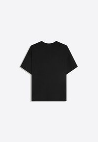 Maglietta nera semplice a maniche corte distesa, vista da dietro su uno sfondo bianco.