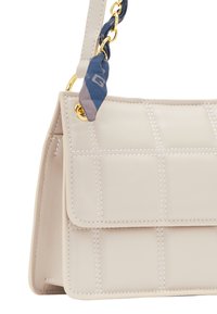 Beige syntetisk læder håndtaske med et quiltet design, guldfarvede detaljer og et flettet marineblåt tørklæde som accent på remmen.