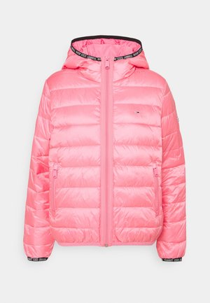 Veste matelassée rose à capuche avec fermeture éclair devant et poches zippées, avec bordure noire et marquage blanc sur la capuche et les poignets.
