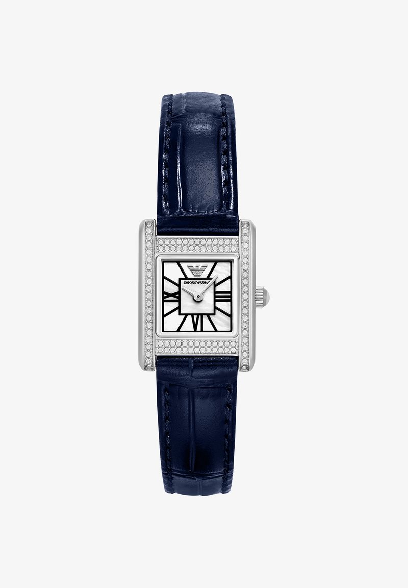 Montre rectangulaire en argent avec cadran blanc, chiffres romains noirs, ornements en cristal et bracelet en cuir bleu foncé, affichant 11h05.