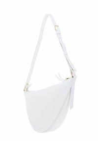 Sac à épaule en cuir blanc avec une forme courbée, bandoulière réglable, boucle en ton doré, fermeture éclair et détail en cuir avec un gland sur le côté.