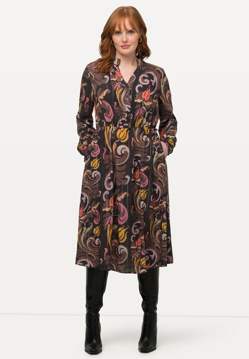 Langärmliges, gemustertes Kleid aus dunklem Stoff mit Wirbeln aus Pink, Gelb und Orange. Verfügt über einen Kragen, eine Knopfleiste und seitliche Taschen.