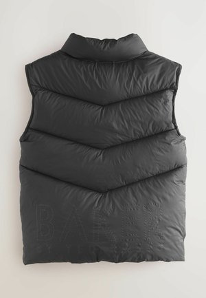 Schwarze, gepolsterte Weste mit hohem Kragen, einem Zickzack-Nähmuster und geprägt "BAKER"-Markenkennzeichnung im unteren Bereich. Glatte Oberfläche.