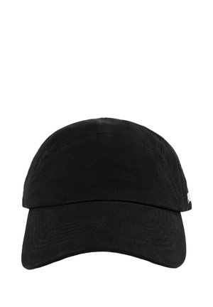 Czarna bawełniana czapka bejsbolowa z zakrzywionym daszkiem, widocznymi szwami i małym białym logo z boku na białym tle.