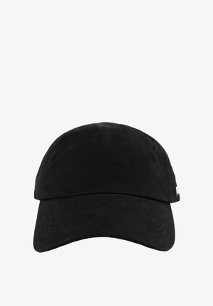 Czarna bawełniana czapka bejsbolowa z zakrzywionym daszkiem, widocznymi szwami i małym białym logo z boku na białym tle.